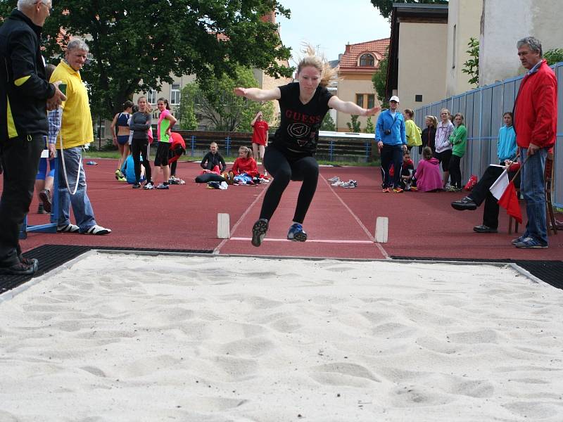 Třetí kolo atletické soutěže staršího žactva jihomoravského kraje se konalo v neděli ve Znojmě. 