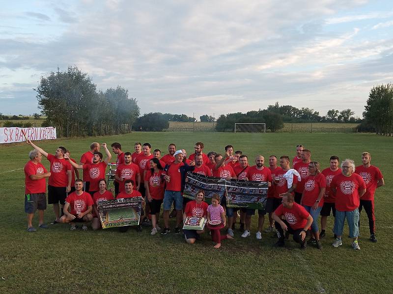 Po dvou letech přijel do Křepic oficiální fanklub Bayernu Mnichov. Jihomoravský Bayern nakonec porazil podporovatele bavorského velkoklubu 7:4.