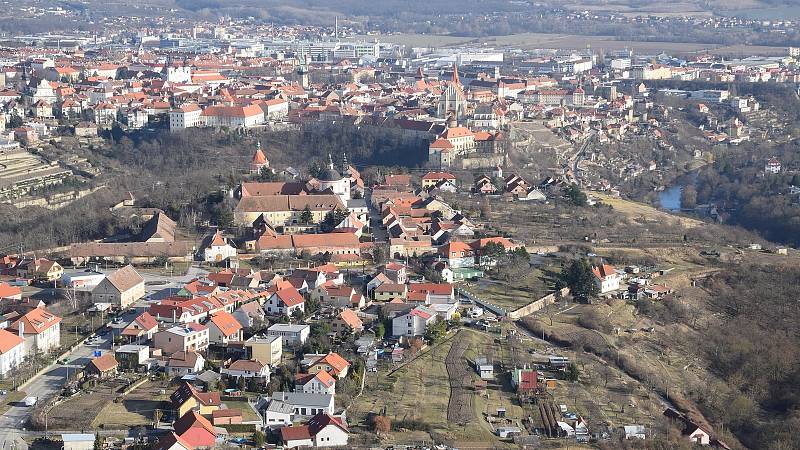 Pohled z předjarní oblohy přes Hradiště ke Znojmu.