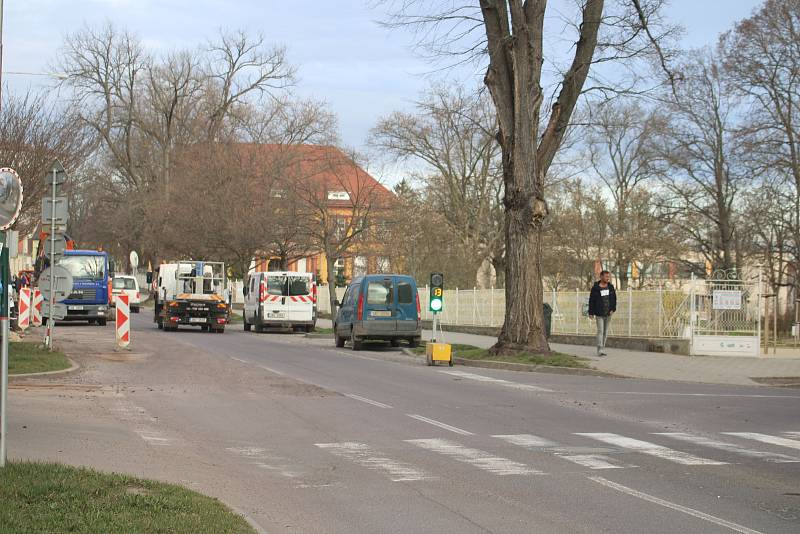 Provoz naproti Jubilejnímu parku ve Znojmě řídily ve středu ráno semafory. Auta jezdila kyvadlově.