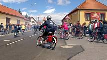 Vášniví řidiči mopedů měli sraz v Dobšicích u Znojma. Konal se tam čtvrtý ročník Sapík Cupu 2012.