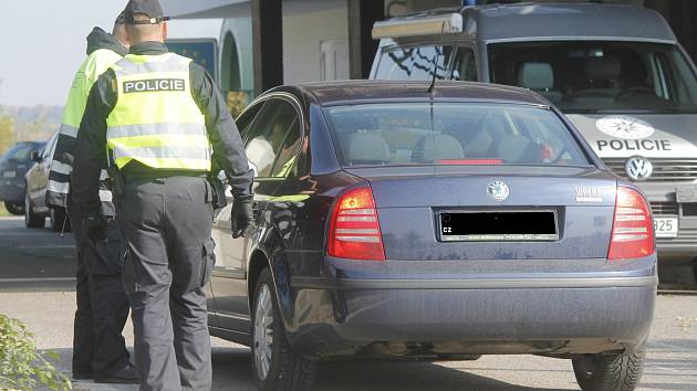 Policie kontroluje auta na všech čtyřech bývalých hraničních přechodech na Znojemsku. Na snímcích Hatě a Hnanice.