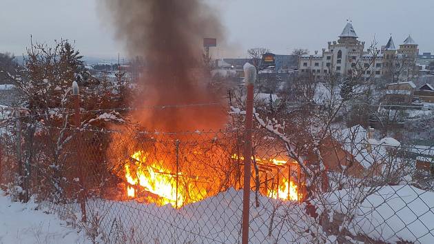 Chatka začala hořela v pondělí 4. prosince před půl osmou ráno.