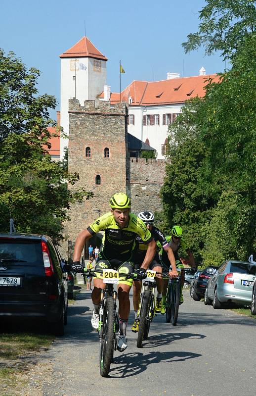 Už po třinácté vyrazily v sobotu desítky cyklistů na trasu Lahofer Cupu kolem Vranovské přehrady.