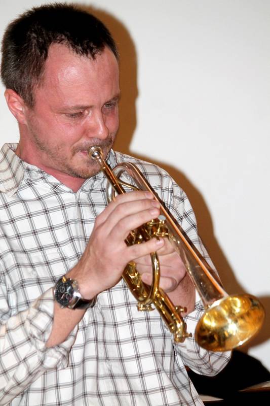 Znojemští Jazz Hunters odstartovali JazzFest Znojmo v hotelu Bermuda. Hostem byl Marek Rejhon z Kladna, který zahrál na kytaru, banjo a hosty bavil řadou historek z muzikantského prostředí dvacátých a třicátých let minulého století. 