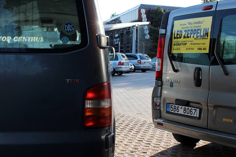 Na znojemské pivní zahradce na Statku vystoupily poslední červnovou sobotu kapely Nonstop a Led Zeppelin Revival Brno.