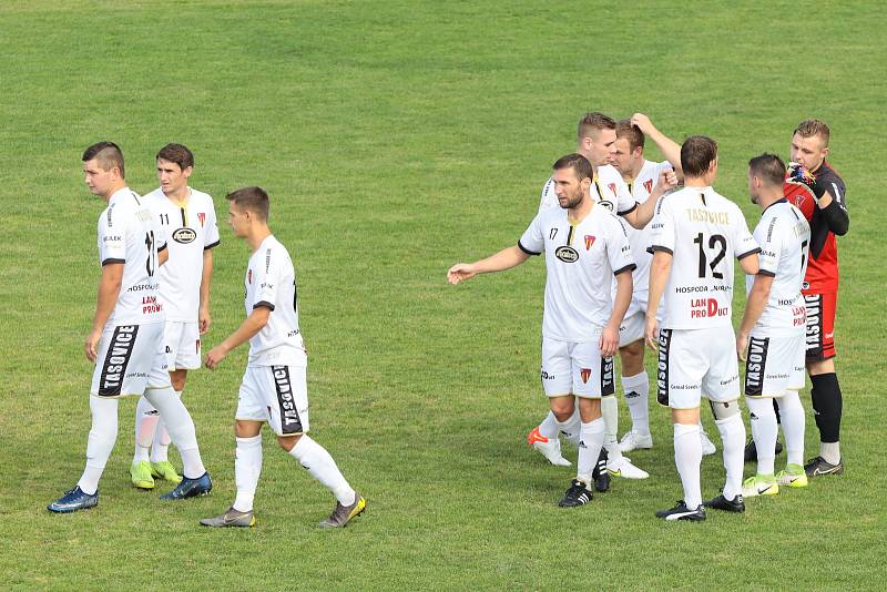 Fotbalisté divizních Tasovic (bílí) remizovali v 5. kole divize D s celkem Velké Bíteše 1:1.