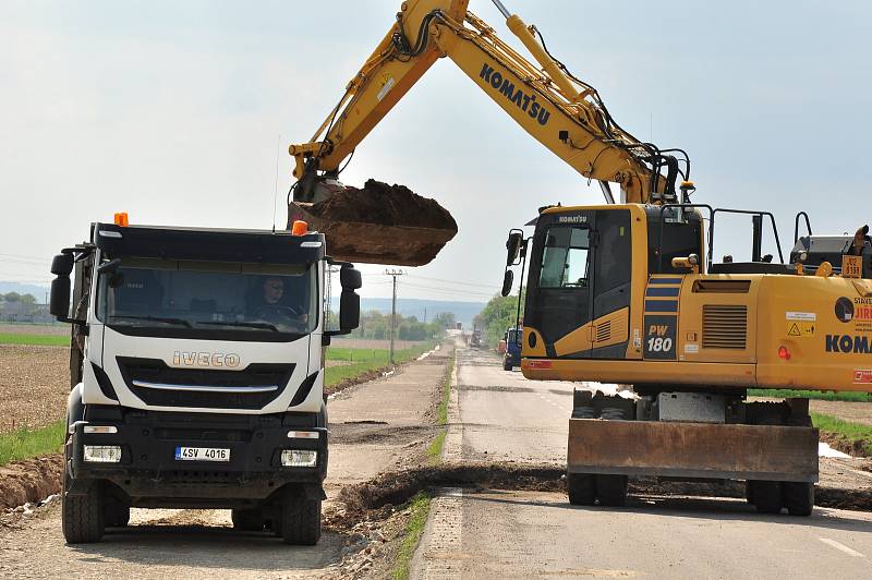 Pyrotechnik Petr Dostál má oči na stopkách. S detektorem kovů se snaží nevybuchlou munici pod rekonstruovanou silnicí I/53 u Znojma.