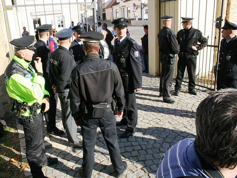 Zapečetěnou a zamčenou Epopej hlídá policie.