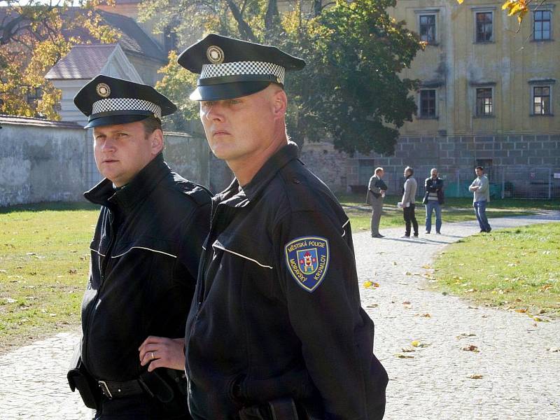 Do pondělní přetahované o Slovanskou epopej se zapojili městští strážníci.