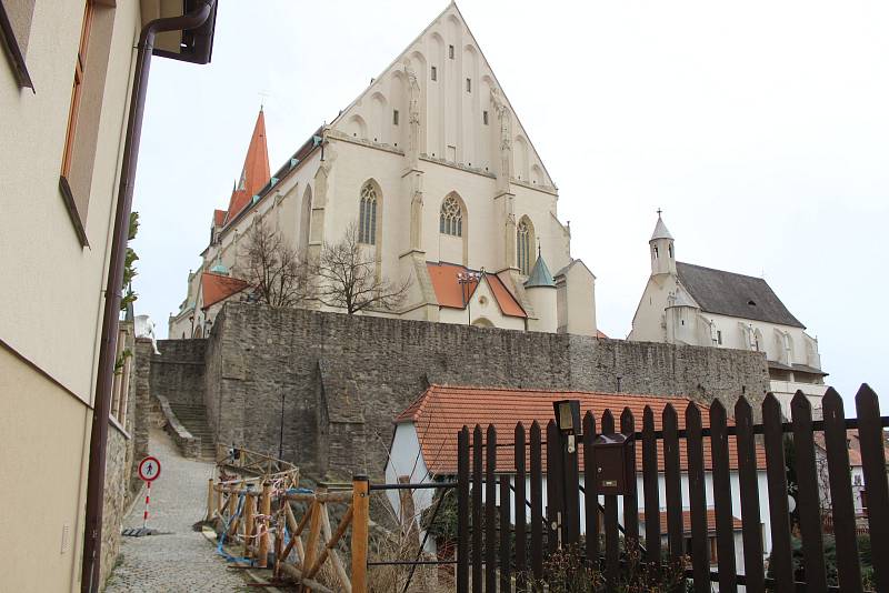 Poškozenou opěrnou zeď v lokalitě Jáma ve Starém městě bude Znojmo sanovat.