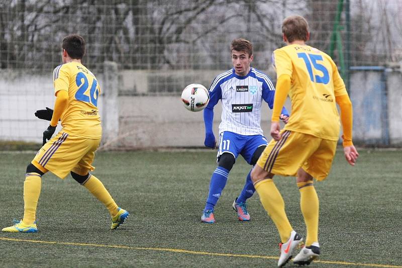 Fotbalisté Znojma (v modrobílém) podlehli Jihlavě 1:4.