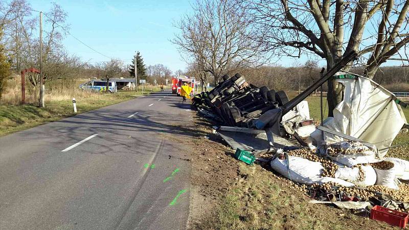 Lehkým zraněním řidiče kamionu skončila ve čtvrtek odpoledne havárie u Křidlůvek. Převrácený náklaďák skončil v příkopu.