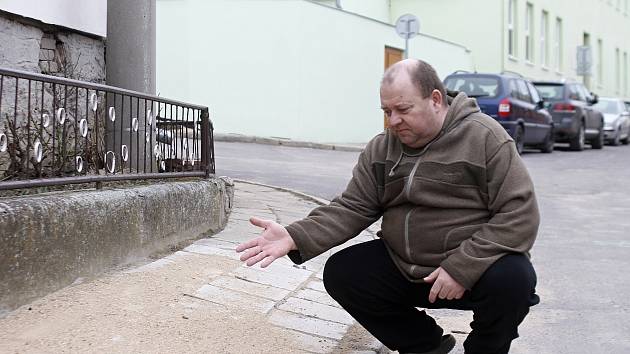 V úzké ulici Prokopa Diviše ve Znojmě-Příměticích parkují auta na obou stranách. Větší pak neprojedou.