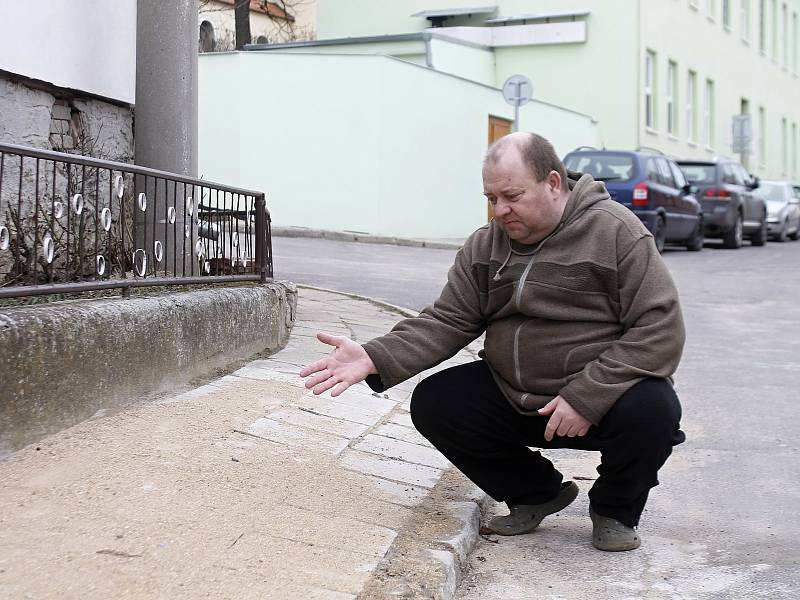 V úzké ulici Prokopa Diviše ve Znojmě-Příměticích parkují auta na obou stranách. Větší pak neprojedou.