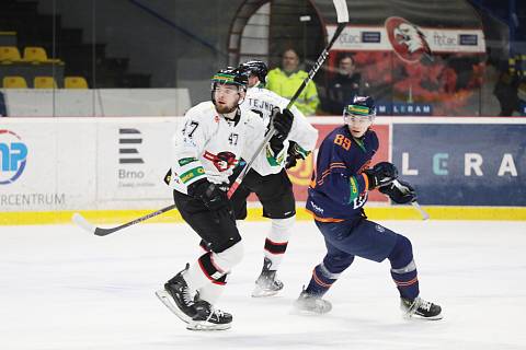Znojemští hokejisté (v bílém) uzavřeli své působení v Chance lize v rámci 52. kola s Litoměřicemi.
