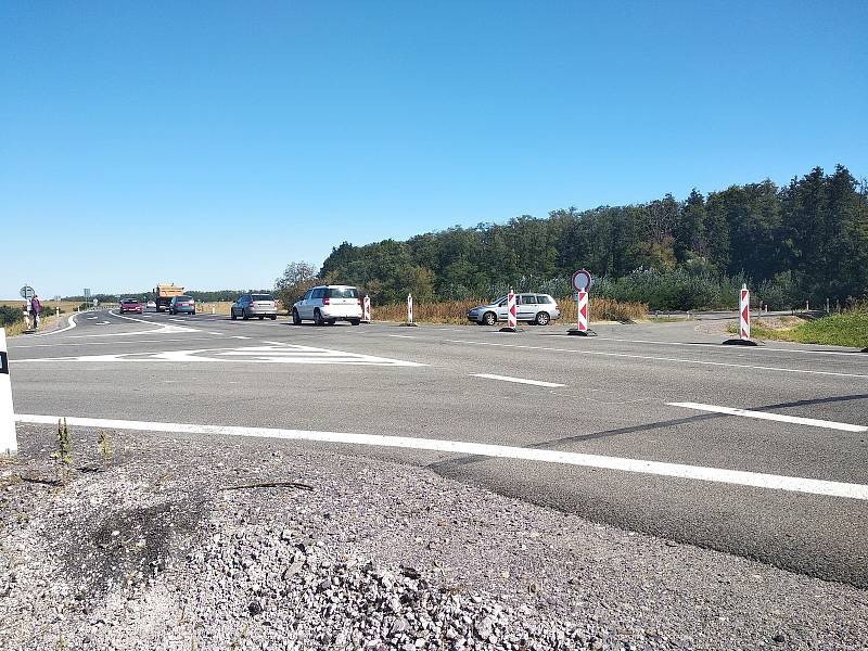 Podle majitelky místního hotelu Hany Weissové se do Lechovic od Brna kvůli dopravním značkám žádné auto nyní nedostane.