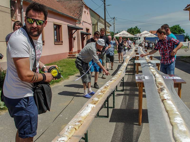 K výročí deseti let od navrácení titulu městyse Lukovští překonali český rekord. Napekli 154 metrů štrůdlu. Zapojily se desítky nadšenců.Vše řádně změřil a zdokumentoval zástupce agentury Dobrý den David Martínek.