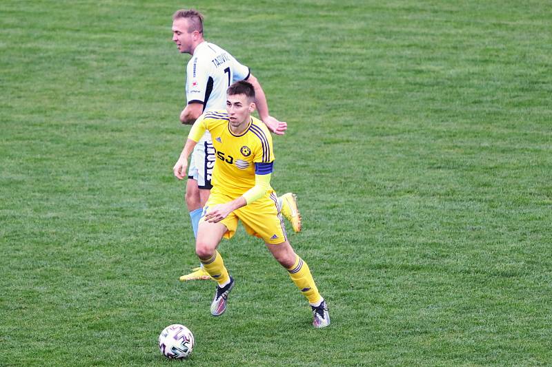 Fotbalisté Tasovic (světle modří) vyhráli na domácí půdě 3:0 nad B-týmem Jihlavy v 15. kole divize D.