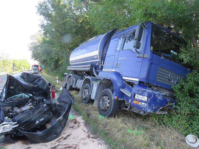 Na silnici číslo 415 se čtvrt hodinu před sedmou ranní čelně srazilo osobní a nákladní auto. Podle prvotních zjištění nedala řidička osobního vozidla náklaďáku přednost. Střet obou aut byl pro ni tragický a na místě podlehla svým zraněním.