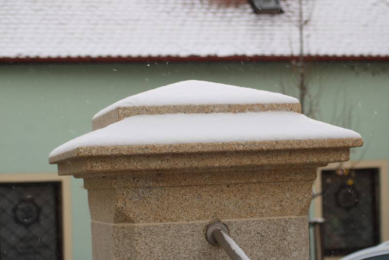 Obyvatelé Znojma se v sobotu 19. listopadu probudili do zimní nálady. Město pokryl sněhový poprašek.