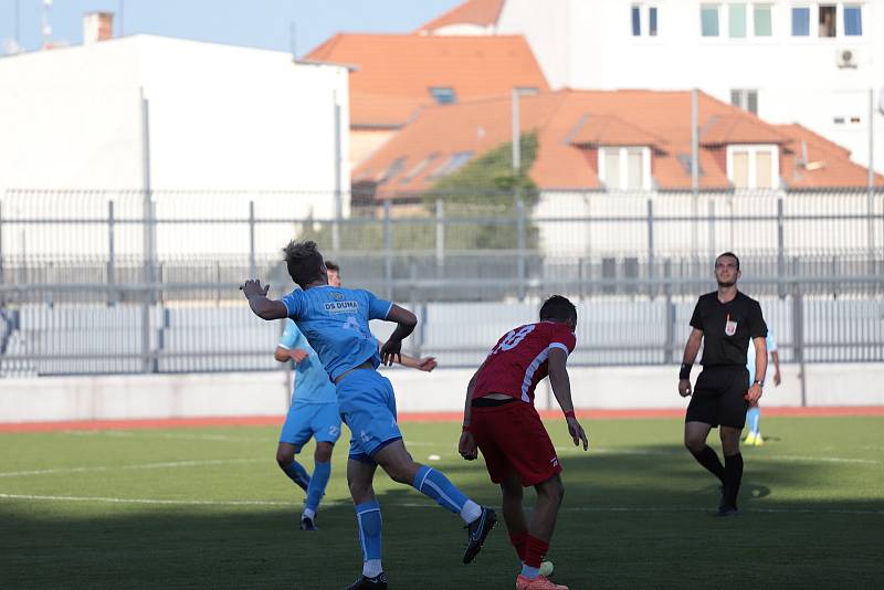 Třetiligoví fotbalisté Znojma (modří) prohráli ve vloženém středečním kole s týmem Frýdku-Místku 2:3.