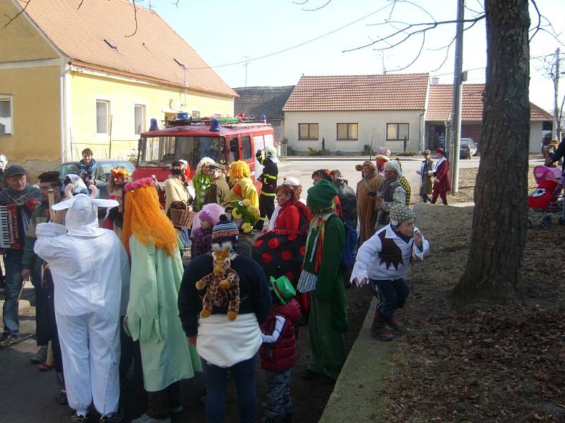 Farní kostel je zasvěcen Stětí sv. Jana Křtitele. Původní stavba byla románská, v polovině osmnáctého století ji zničil požár. Kostel se dočkal rozsáhlé rekonstrukce a nového posvěcení v roce 1767. 