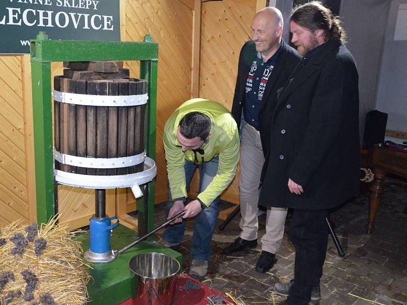 Ani letos nepřijdou vinaři o vyhlédávanou lahůdku. Vinné sklepy Lechovice lisovaly hrozny pro slámové víno. 