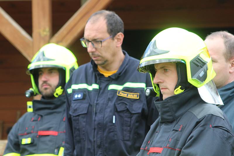 Dobrovolní hasiči z Černína a jejich kolegové měli unikátní cvičení. Profesionální záchranář Tomáš Förchtgott jim ukazoval, zak zachraňovat koně z hořících stájí.
