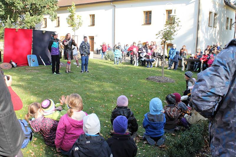 Přestože ostrý vítr cuchal co chvíli lidem vlasy, letošní Podzimní bohutické slavnosti si v sobotu nenechaly ujít zástupy návštěvníků. Až na vítr počasí slavnostem přálo.