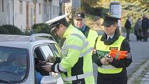 Na povinnost mít od 1. listopadu obuté zimní pneumatiky, ale také na čistotu registračních značek a funkčnost osvětlení auta v zimním období, upozorňovali v pondělí znojemští policisté.