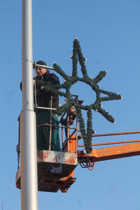 Znojmo již začalo s instalací vánoční výzdoby.