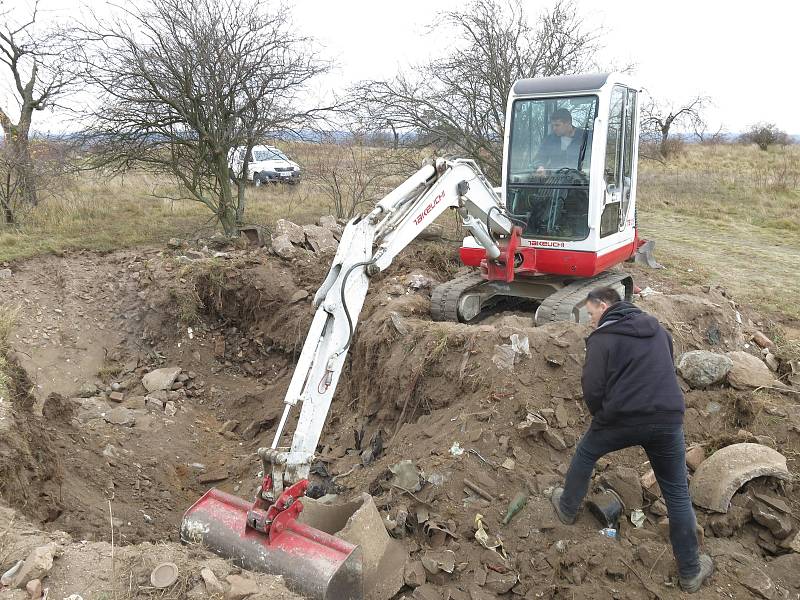 Stavební suť i pytle od hnojiv byly na vřesovišti v Havraníkách skryté přes 50 let pod zemí. Správci NPP z ní odvezli 250 tun suti.