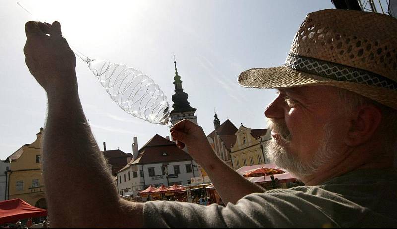 20. ročník festivalu rekordů a kuriozit v Pelhřimově. Michal Zahradník vytvořil skleněnou pružinu, která pérovala..