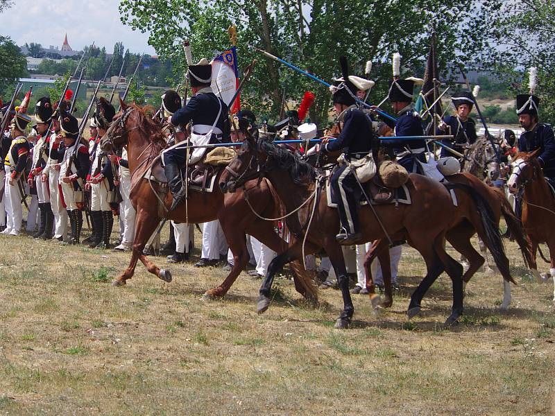 Na tři sta příznivců vojenské historie v rakouských a francouzských uniformách předvedlo ukázky z napoleonské bitvy u Znojma v roce 1809.