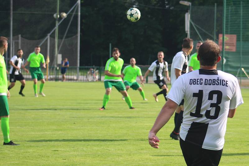 Fotbalisté Šatova (v zeleném) zakončili sezonu zápasem s Dobšicemi, kterým podlehli 1:4. Foto: Petr Hlucháň