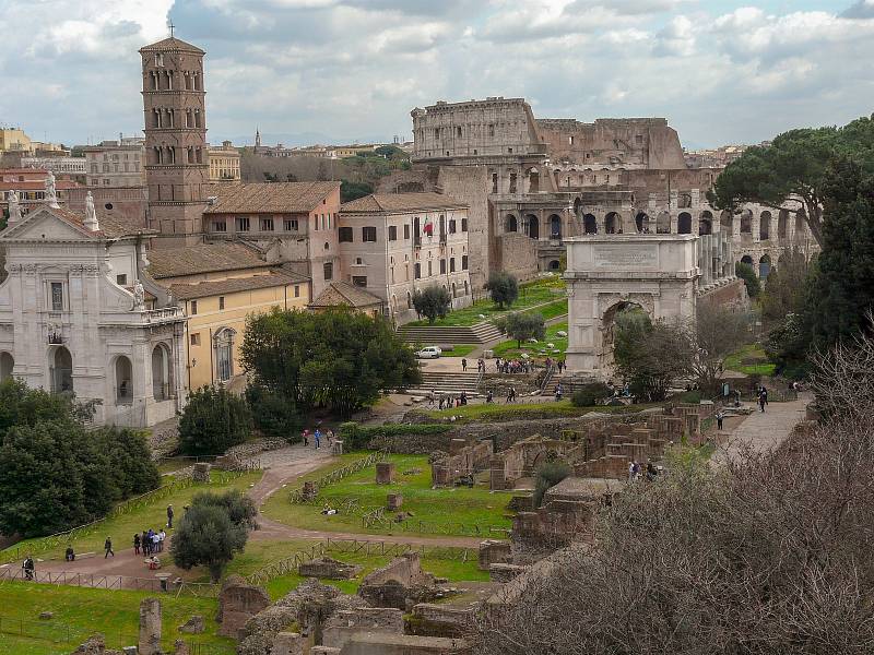 Pohled z Palatinu na Forum Romanum.