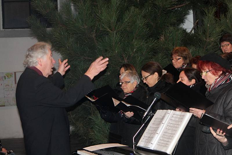 Čtvrtý adventní koncert Pěveckého sdružení z Retzu ve znojemském kostele v Louce.
