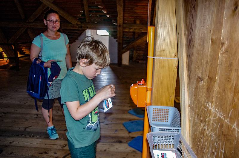 Vodní mlýn ve Slupi hostil retro výlet. Rodiče s dětmi vzpomínali na filmy, oblečení a předměty každodenního života za socialismu.