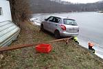 Drama na Vranovské přehradě. Důchodce zůstal s autem viset nad vodou.