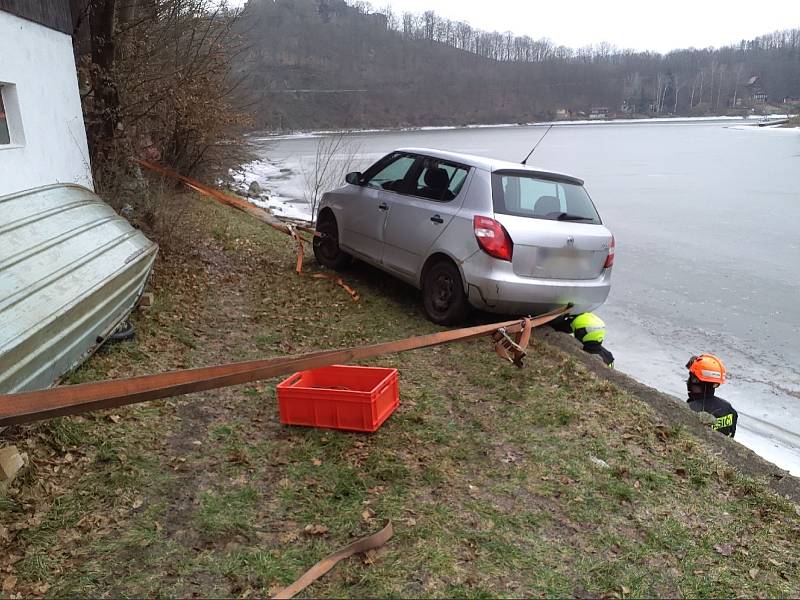 Drama na Vranovské přehradě. Důchodce zůstal s autem viset nad vodou.