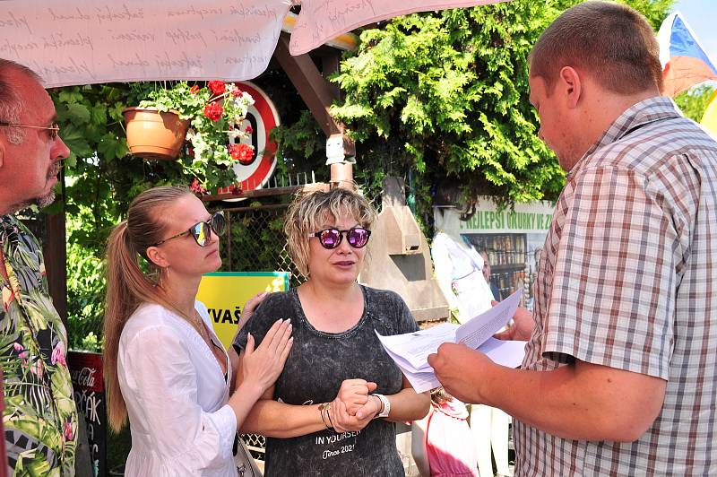 S velkými obavami a podporou sousedů očekávala v pondělí 12. července ráno rodina Petra Pelána na Pražské ulici ve Znojmě demoliční četu exekutora. Na poslední chvíli poslal odklad bourání o patnáct dnů. O legalizaci stavby žádají majitelé 10 let.