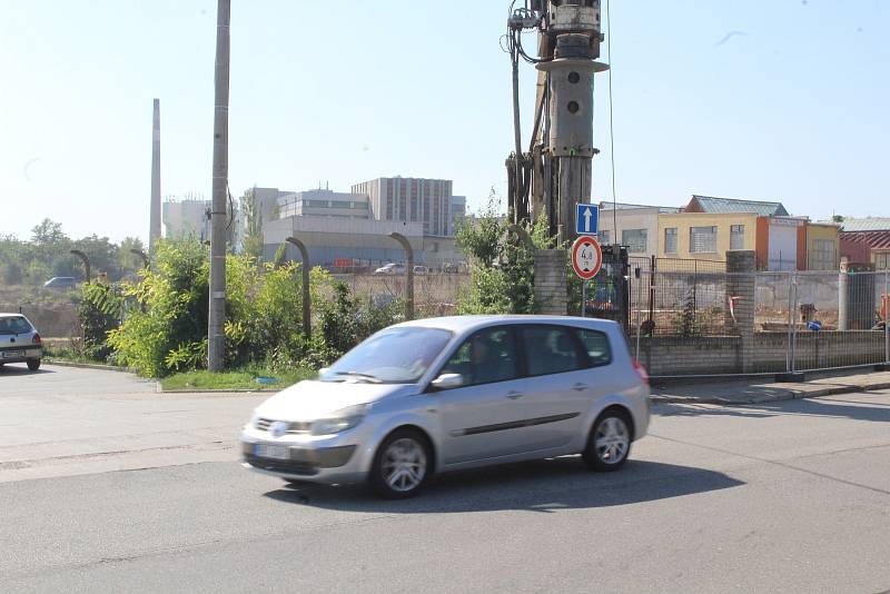 V areálu bývalé Fruty ve Znojmě se začíná stavět. Má tu být prodejní komplex s obchody.