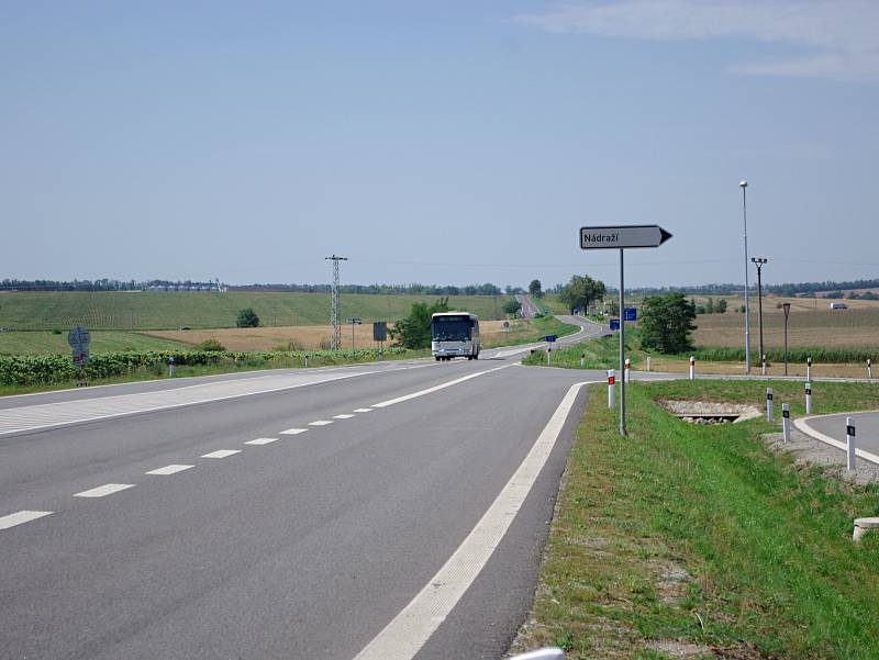 Chystaná modernizace třiapadesátky ze Znojma do Pohořelic se dotkne i úseku u Miroslavi, kde má vyrůst nová mimoúrovňová křižovatka.