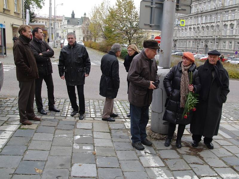 Zhruba tři desítky lidí se ve státní svátek zúčastnily připomínky čtyřiadevadesátého výročí vzniku samostatného Československa.