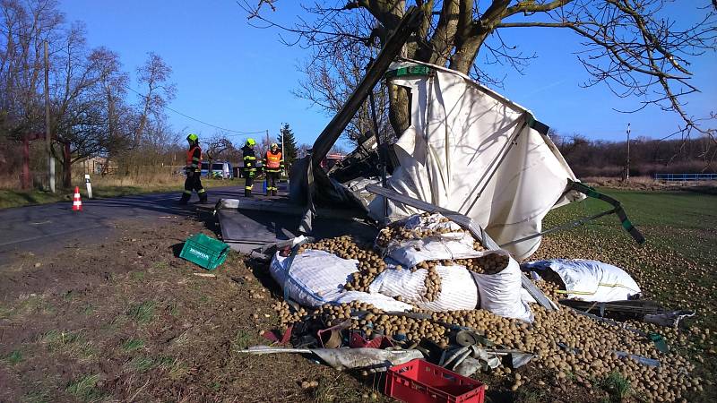 Lehkým zraněním řidiče kamionu skončila ve čtvrtek odpoledne havárie u Křidlůvek. Převrácený náklaďák skončil v příkopu.