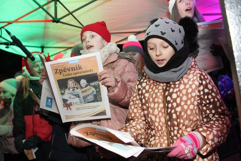 Obyvatelé Kravska se letos do akce Česko zpívá koledy zapojili poprvé. Zpívalo jich asi semdesát. Malých i velkých.