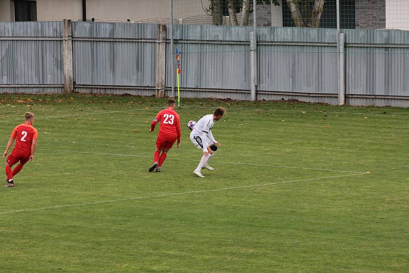 Tasovičtí fotbalisté (v bílém) schytali včera těsnou prohru 1:2 od B-týmu brněnské Zbrojovky. Byl to pro ně minimálně na dva týdny poslední zápas kvůli pandemii.