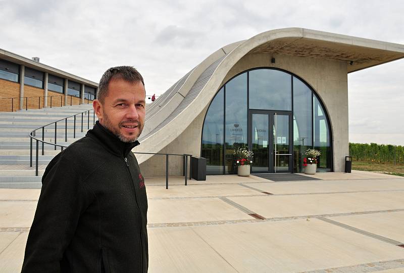 Vinařství Lahofer z Dobšic na Znojemsku se dostalo do finále světové architektonické soutěže MIPIM Awards konané ve francouzské Cannes. Na snímku majitel vinařství Petr Chaloupecký
