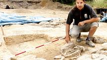 Na trase budoucího obchvatu Znojma našli archeologové další hroby a kostry.